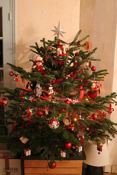 2013-12-14 Zelie mange du pain, les garcons decore le sapin 030.JPG
